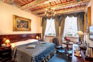 Postel nebo postele na pokoji v ubytování Hotel U Zlatého Stromu Prague by BHG