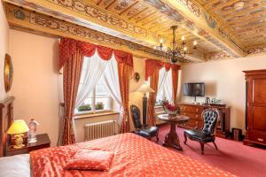 - une chambre avec un lit, une table et des chaises dans l'établissement Hotel U Zlatého Stromu Prague by BHG, à Prague