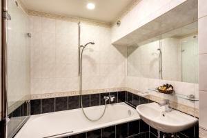 Koupelna v ubytování Hotel U Zlatého Stromu Prague by BHG + 37 fotografií