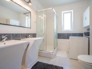 Kúpeľňa v ubytovaní Holiday Home Andrijana by Interhome