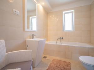 Kúpeľňa v ubytovaní Holiday Home Andrijana by Interhome