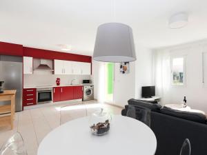 sala de estar con mesa blanca y cocina en Apartment Pueblo del Cid-1 by Interhome, en Molinell