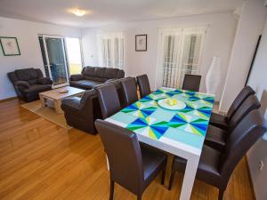 ein Esszimmer mit Tisch und Stühlen und ein Wohnzimmer in der Unterkunft Apartment Leko-3 by Interhome in Novi Vinodolski