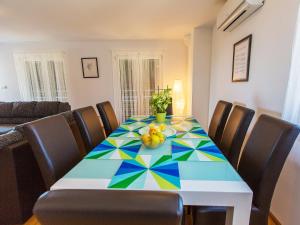 einem Esstisch mit einer bunten Tischdecke darauf in der Unterkunft Apartment Leko-4 by Interhome in Novi Vinodolski