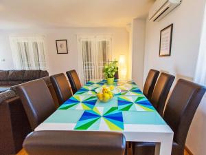 einem Esstisch mit einer bunten Tischdecke darauf in der Unterkunft Apartment Leko-3 by Interhome in Novi Vinodolski