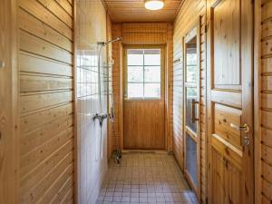 einen Flur mit Holztür und Fliesenboden in der Unterkunft Holiday Home Naurulokki 4 by Interhome in Strandby