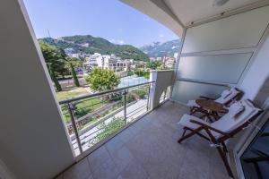 einen Balkon mit einem Stuhl und Aussicht in der Unterkunft Splendid Conference & Spa Resort in Budva