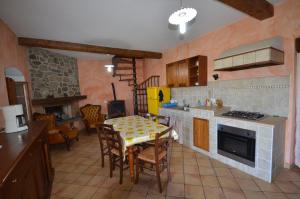 a kitchen with a table and chairs and a stove at Casa Mela in Vinci
