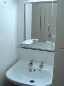 A bathroom at Swiss Cottage Bed and Breakfast 