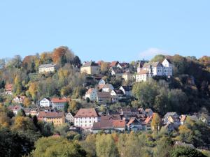 una pequeña ciudad en una colina con casas en Pension Mühle en Egloffstein