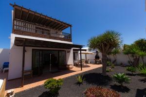 a building with a balcony on top of it at Villas Reina in Costa Teguise