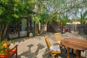O grădină în afara les Aromatiques - terrasse & parking privé à VILLENEUVE LES AVIGNON - proche Golf Academy