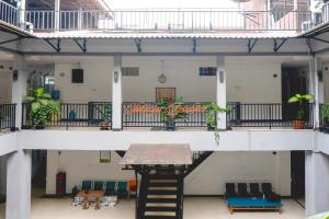 Gebäude mit einer Treppe und Stühlen in der Unterkunft SUPER OYO 617 Sukaraja Residence Syariah in Bandung