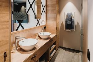Bilik mandi di Hotel Adler