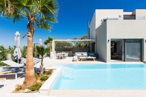 Villa con piscina y palmeras en Vasilios Villa, Luxury Escape, By ThinkVilla, en Loutra