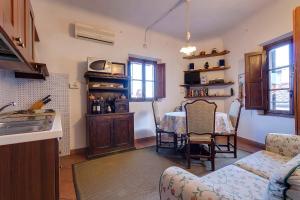 una cucina e una sala da pranzo con tavolo e sedie di Eden a Firenze