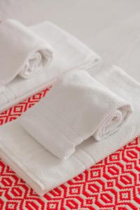 twee witte handdoeken bovenop een tafel bij Spacious, Bright and Sunny Apartment, By TimeCooler in Lissabon