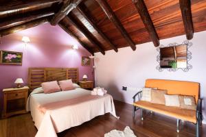 Tempat tidur dalam kamar di Home2Book Stunning Rustic House El Pinar & WiFi