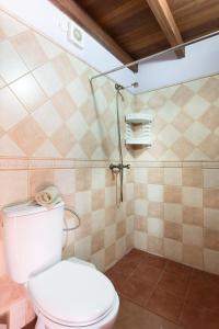 Bathroom sa Home2Book Stunning Rustic House El Pinar & WiFi