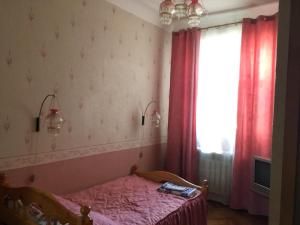 モスクワにあるКвартира на Курскойのベッドルーム1室(ピンクベッド1台、窓付)