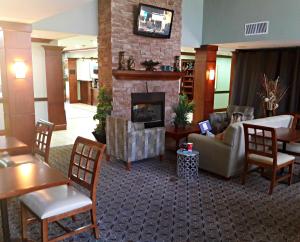 vestíbulo con sala de estar con chimenea en WeStay Suites - Covington/Mandeville, en Covington
