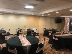 Una sala de conferencias con mesas y sillas con copas de vino. en WeStay Suites - Covington/Mandeville, en Covington 26 fotos más