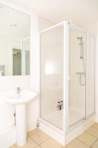 Ένα μπάνιο στο Ropewalks Apartments by Happy Days +15 φωτογραφίες