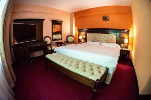 Un pat sau paturi într-o cameră la Hotel Trei Brazi