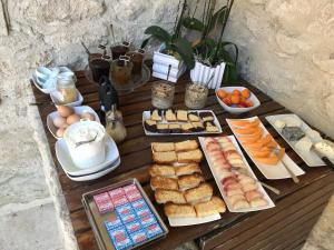 una mesa cubierta con muchos tipos diferentes de comida en Le Moulin des Sources, en Gordes