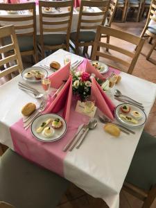 SepekovHotel Castle Mlýn Maděrovka的一张白色的桌子，上面摆满了食物