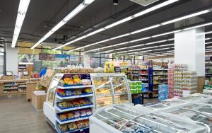 Supermarket nebo jiné obchody v  hotelu nebo okolí