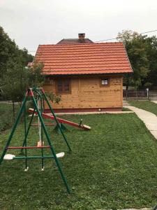 Otroško igrišče poleg nastanitve Domik