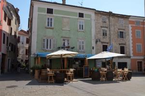 Photo de la galerie de l'établissement Stone Wall Apartment Izola, à Izola