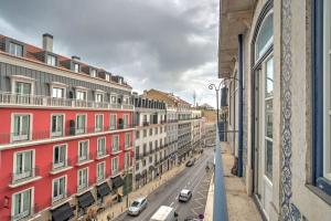 vistas a una calle de la ciudad con edificios y coches en Tracey & Neill's Place in Principe Real en Lisboa