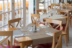 Reštaurácia alebo iné gastronomické zariadenie v ubytovaní Seth Isla Paraiso