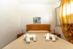 a bedroom with a bed with towels on it at Appartamenti Pomelia - Lampedusa in Lampedusa
