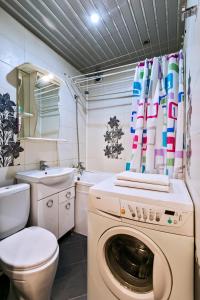 モスクワにあるApartment Hanaka Zhigulevskaya 18のバスルーム(洗濯機、トイレ付)