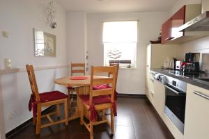 a kitchen with a table and chairs in a kitchen at Dat Dardel Hus in Born