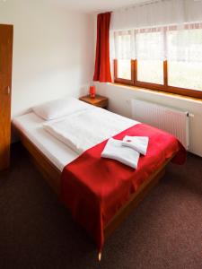 Letto o letti in una camera di Hacienda ČERT Kořenov