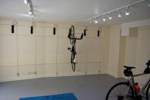 ein Zimmer mit einem Fahrrad und Lampen an der Wand in der Unterkunft The Square in Kelso