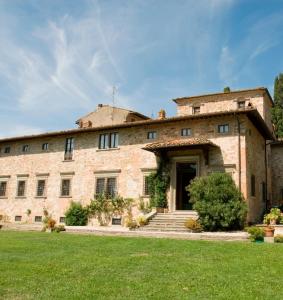 a large brick building with a staircase in a yard at Villa Medicea Lo Sprocco in Scarperia