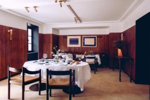 a dining room with a table and chairs at Hotel Crillon le Brave in Crillon-le-Brave
