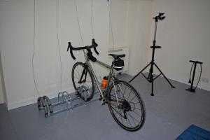 una bicicleta estacionada en una habitación con un trípode en The Old Pickle House, en Kelso