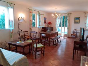 - un salon avec une table à manger et des chaises dans l'établissement Appartement Côté Sud vert, à Sarlat-la-Canéda
