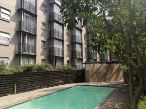 una piscina di fronte a un edificio di The Bridgeview a Johannesburg
