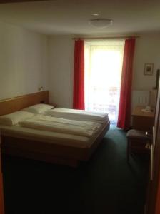 En eller flere senge i et værelse på Gasthof Bundschen