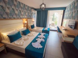 Een bed of bedden in een kamer bij Pearl Beach Hotel & Resort