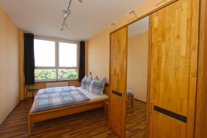 - une chambre avec un lit et une fenêtre dans l'établissement Ferienwohnungen mit Weitblick, à Thale