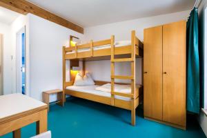 Bunk bed o mga bunk bed sa kuwarto sa Jugendherberge Bad Tölz