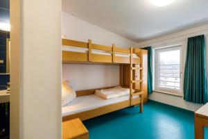 Двухъярусная кровать или двухъярусные кровати в номере Jugendherberge Bad Tölz